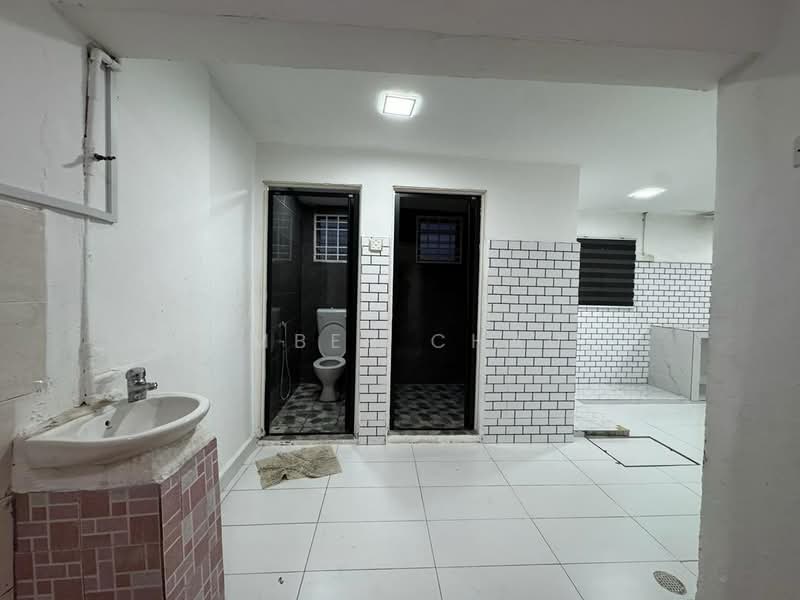 2-storey Terraced House for Sale in Bandar Putra Permai (Seri Kembangan) - Amber Chau - Bathroom - PropertyGuru.com.my