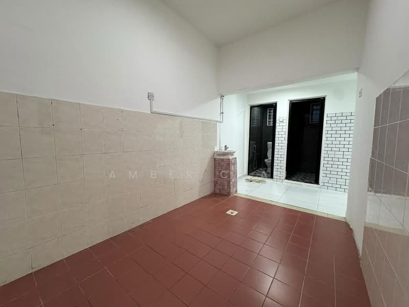 2-storey Terraced House for Sale in Bandar Putra Permai (Seri Kembangan) - Amber Chau - Bathroom - PropertyGuru.com.my