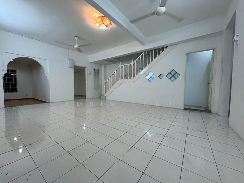 2-storey Terraced House for Sale in Bandar Putra Permai (Seri Kembangan) - Amber Chau - Living Room - PropertyGuru.com.my