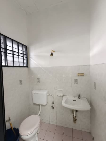 1-storey Terraced House for Sale in Bandar Putra (Kulai) - Jeffrey Kiong - Bathroom - PropertyGuru.com.my