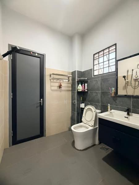 Rumah Teres 2 Tingkat untuk Dijual di Taman Setia Indah (Tebrau) - Hong . - Bathroom - PropertyGuru.com.my