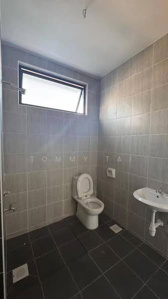 Rumah Teres 2 Tingkat untuk Dijual di Taman Austin Duta (Tebrau) - Tommy Tai - Bathroom - PropertyGuru.com.my