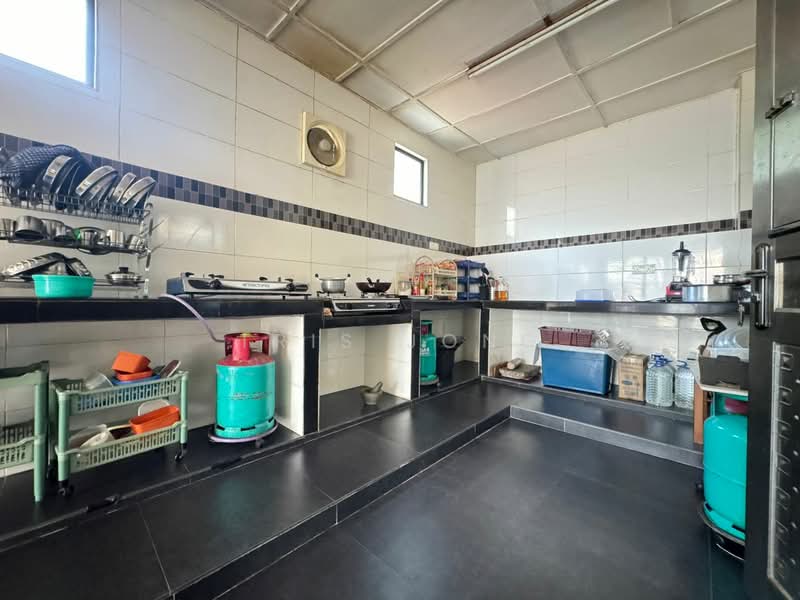 Semi-Detached House for Sale in Rawang (Selangor) - Tris Jong - Kitchen - PropertyGuru.com.my