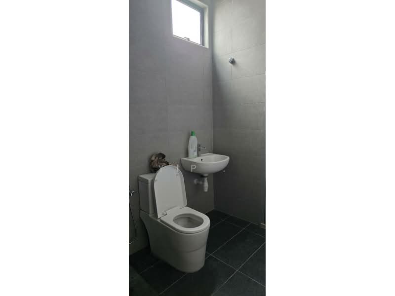 Rumah Teres untuk Dijual di Kampung Sentosa Barat (Pasir Gudang) - Yip . - Bathroom - PropertyGuru.com.my