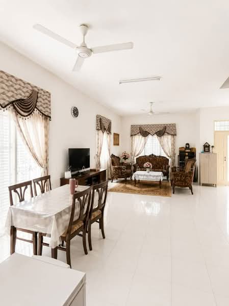 Living room & dining area