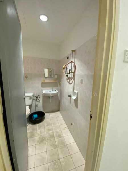 Kondominium untuk Dijual di Ridzuan Condominium - Pinky Liaw - Bathroom - PropertyGuru.com.my