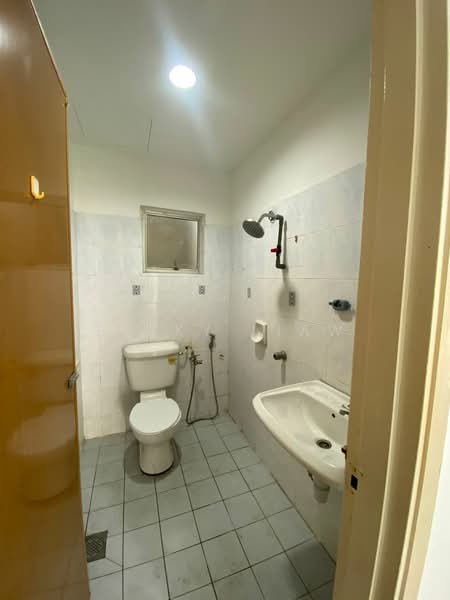 Kondominium untuk Dijual di Ridzuan Condominium - Pinky Liaw - Bathroom - PropertyGuru.com.my