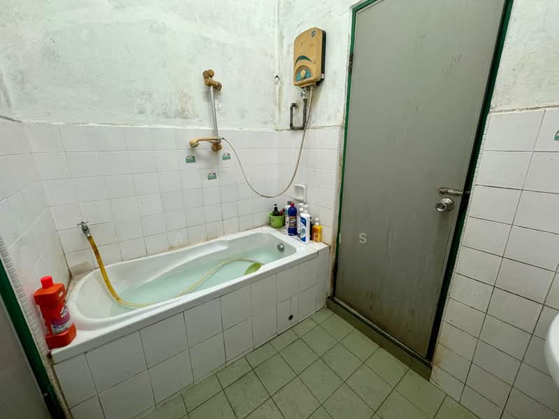 Rumah Banglo untuk Dijual di Kampung Datuk Keramat (Keramat) - Ali Idris - Bathroom - PropertyGuru.com.my