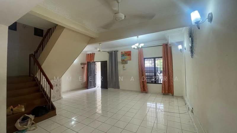 Rumah Teres 2 Tingkat untuk Dijual di Taman Lestari Permai (Seri Kembangan) - Ammeer Nadzrai - Living Room - PropertyGuru.com.my