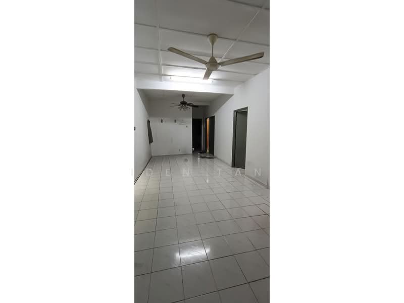 1-storey Terraced House for Sale in Taman Putri Kulai (Kulai) - Iden Tan - Living Room - PropertyGuru.com.my