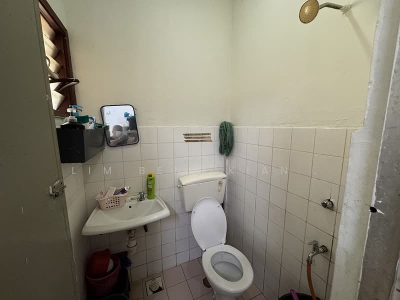 2-storey Terraced House for Sale in Usj 1 (Subang Jaya) - Lim Beng Kian . - Bathroom - PropertyGuru.com.my