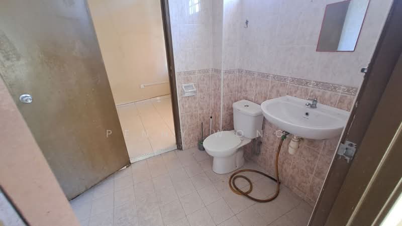 Rumah Teres 2 Tingkat untuk Dijual di Bandar Baru Nilai (Nilai) - Penny Wong - Bathroom - PropertyGuru.com.my