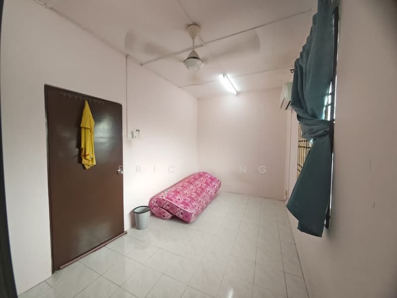 Rumah Teres 2 Tingkat untuk Disewa di Taman Nusa Damai (Pasir Gudang) - Eric Tang - Bedroom - PropertyGuru.com.my