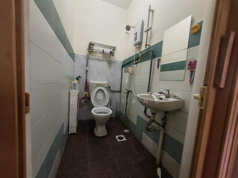 Rumah Teres 2 Tingkat untuk Disewa di Taman Nusa Damai (Pasir Gudang) - Eric Tang - Bathroom - PropertyGuru.com.my