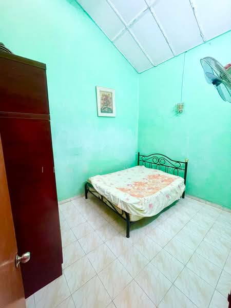 1-storey Terraced House for Sale in Taman Seri Timah (Seri Kembangan) - Ilman Nahri - Bedroom - PropertyGuru.com.my