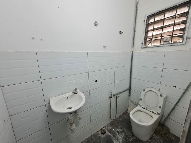 Factory for Sale in Taman Sungai Besi (Salak South) - Jim Tan - Bathroom - PropertyGuru.com.my