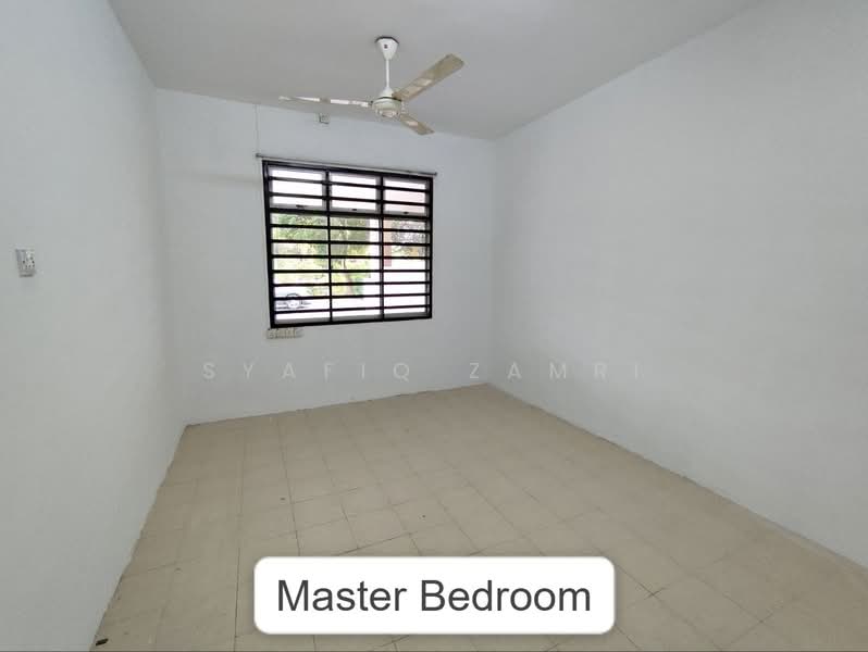 1-storey Terraced House for Sale in Bandar Indera Mahkota (Kuantan) - Syafiq Zamri - Master Bedroom - PropertyGuru.com.my