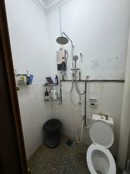 1-storey Terraced House for Sale in Taman Perling (Perling) - Alice Goh - Bathroom - PropertyGuru.com.my