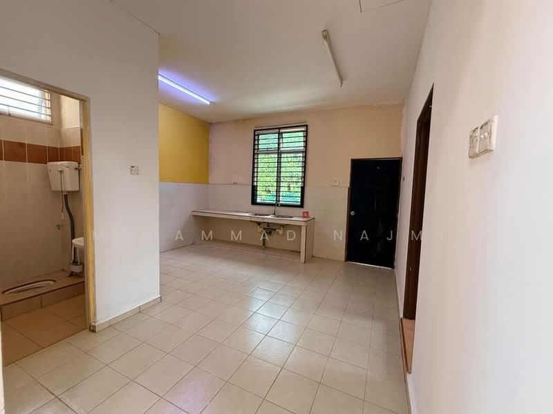 Rumah Banglo untuk Dijual di Kampung Batu 4 Dalam (Binjai) - Muhammad Najmi - Kitchen - PropertyGuru.com.my