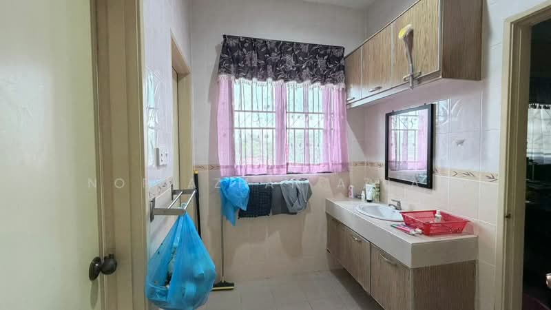 Rumah Berkembar untuk Dijual di Taman Taming Jaya (Balakong) - Nor Azhar Azlan - Bathroom - PropertyGuru.com.my