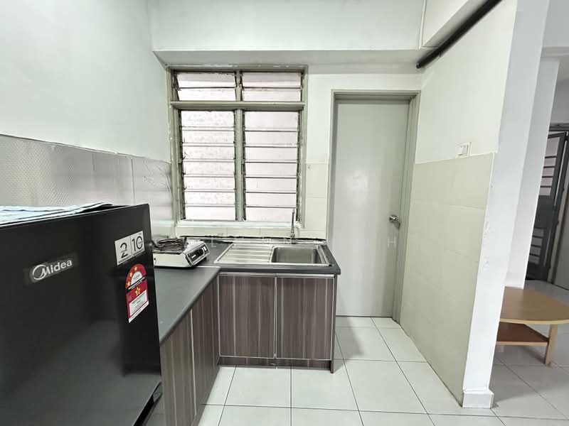Service Residence for Sale at Main Place Residence - Calvin Hoh - Kitchen - PropertyGuru.com.my