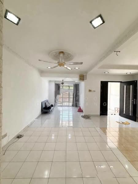 1.5-storey Terraced House for Rent in Bukit Raja (Selangor) - Veni Foo Yoke Fuang - Living Room - PropertyGuru.com.my