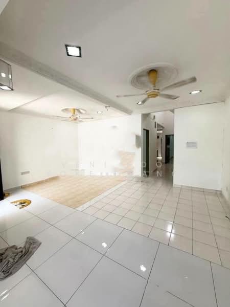 1.5-storey Terraced House for Rent in Bukit Raja (Selangor) - Veni Foo Yoke Fuang - Living Room - PropertyGuru.com.my