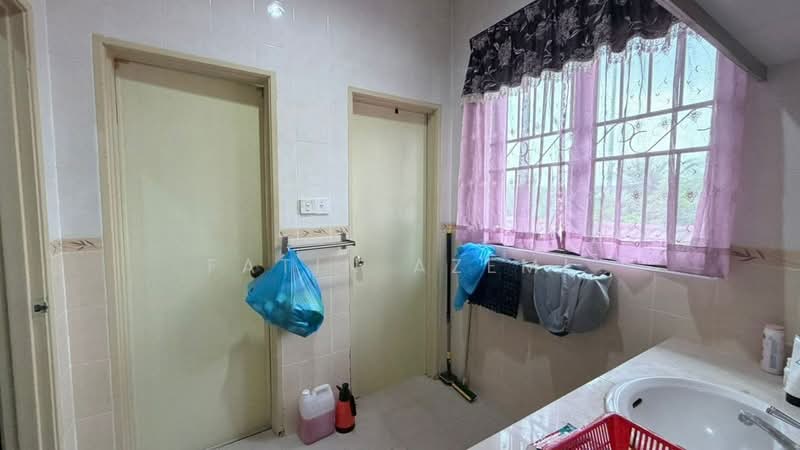 Rumah Berkembar untuk Dijual di Taman Taming Jaya (Balakong) - Fatin Azemi - Bathroom - PropertyGuru.com.my