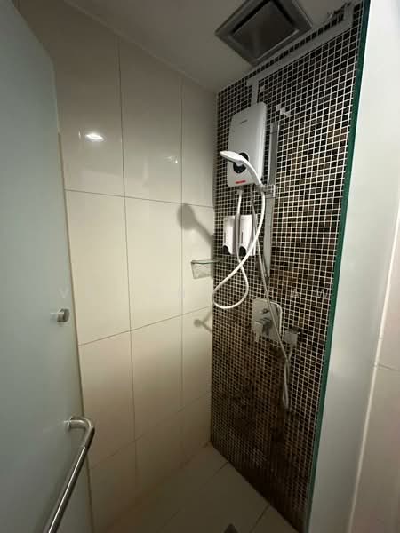Servis Apartment untuk Disewa di South China Sea Place Suite - Vui Onn Liaw - Bathroom - PropertyGuru.com.my