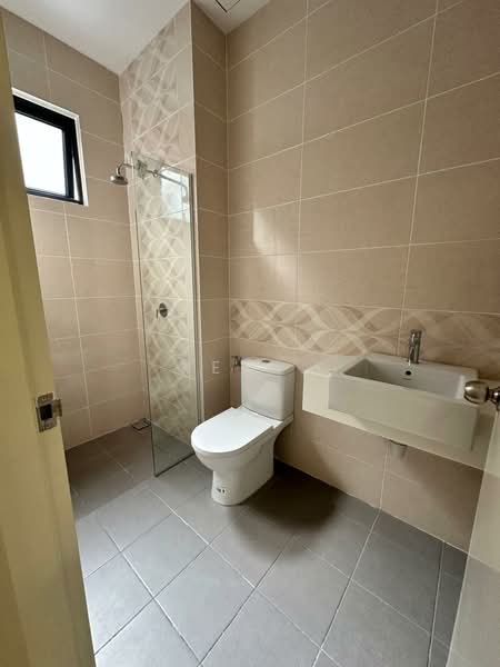 Kondominium untuk Disewa di Brezza Hill - Kew . - Bathroom - PropertyGuru.com.my