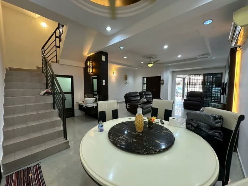 Rumah Teres 3 Tingkat untuk Disewa di Teluk Kumbar (Penang) - Xinnee . - Living Room - PropertyGuru.com.my