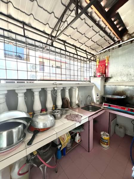 2-storey Terraced House for Sale in Taman Johor Jaya (Johor Bahru) - Queena Thye - Kitchen - PropertyGuru.com.my