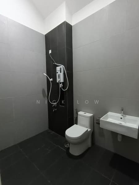 Rumah Teres 2 Tingkat untuk Disewa di Taman Mount Austin (Tebrau) - Nick Low - Bathroom - PropertyGuru.com.my