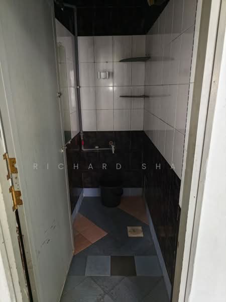 Rumah Flat untuk Disewa di Rumah Pangsa Permas Jaya - Richard Shai - Bathroom - PropertyGuru.com.my