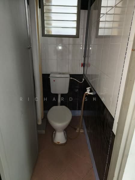 Rumah Flat untuk Disewa di Rumah Pangsa Permas Jaya - Richard Shai - Bathroom - PropertyGuru.com.my
