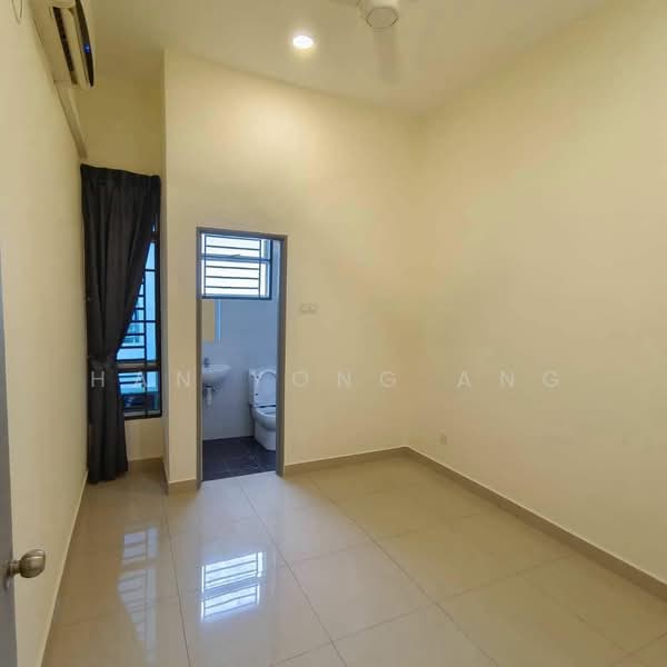 Rumah Teres 2 Tingkat untuk Dijual di Taman Mount Austin (Tebrau) - Han Yong Ang - Bathroom - PropertyGuru.com.my