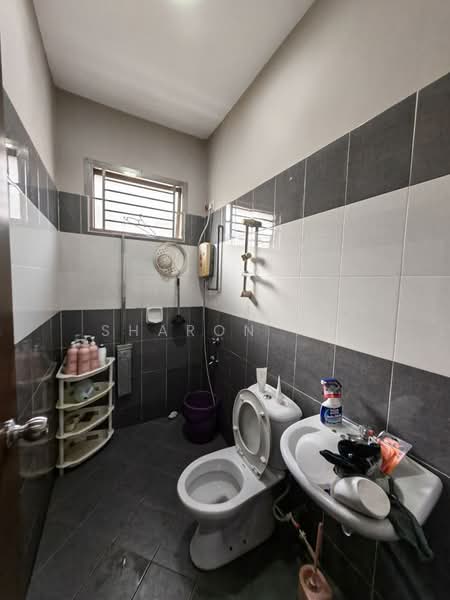Rumah Teres 2 Tingkat untuk Dijual di Bandar Dato Onn (Tebrau) - Sharon Ng - Bathroom - PropertyGuru.com.my