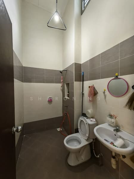 Rumah Teres 2 Tingkat untuk Dijual di Bandar Dato Onn (Tebrau) - Sharon Ng - Bathroom - PropertyGuru.com.my
