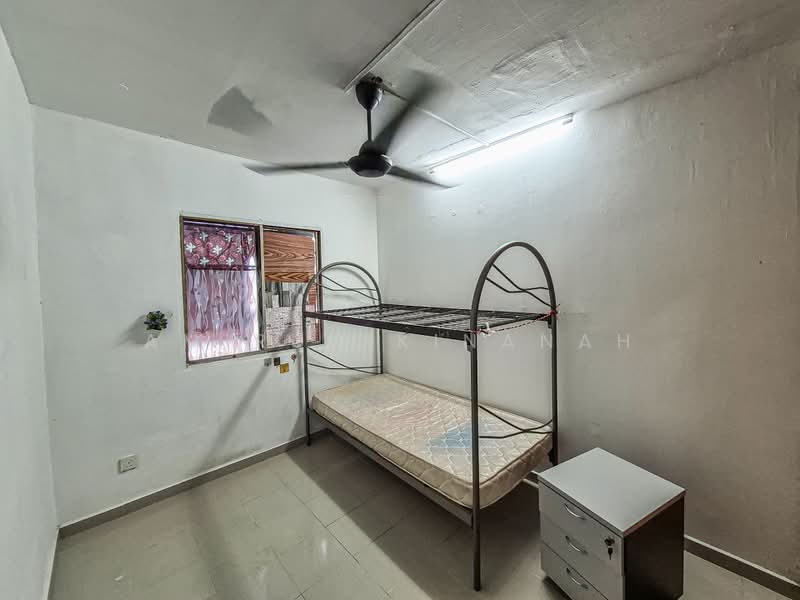Rumah Flat untuk Dijual di Putra Ria - Amirun Kinanah - Bedroom - PropertyGuru.com.my