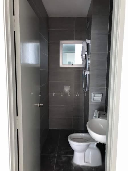 Kondominium untuk Disewa di Zeta Deskye (Alam Saujana) - Yu Kelwis - Bathroom - PropertyGuru.com.my