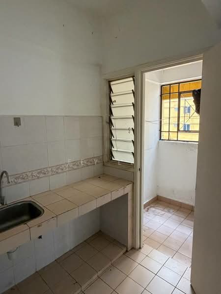 Pangsapuri untuk Disewa di Pelangi Apartment - Fey Lee - Kitchen - PropertyGuru.com.my
