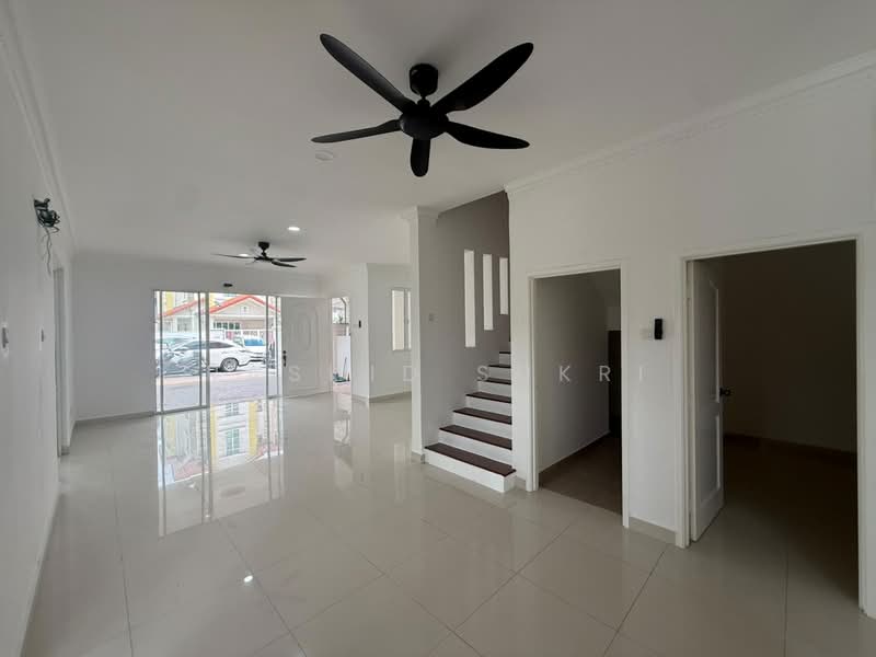 Rumah Teres 3 Tingkat untuk Disewa di Shah Alam (Selangor) - Rashid Sukri - Living Room - PropertyGuru.com.my