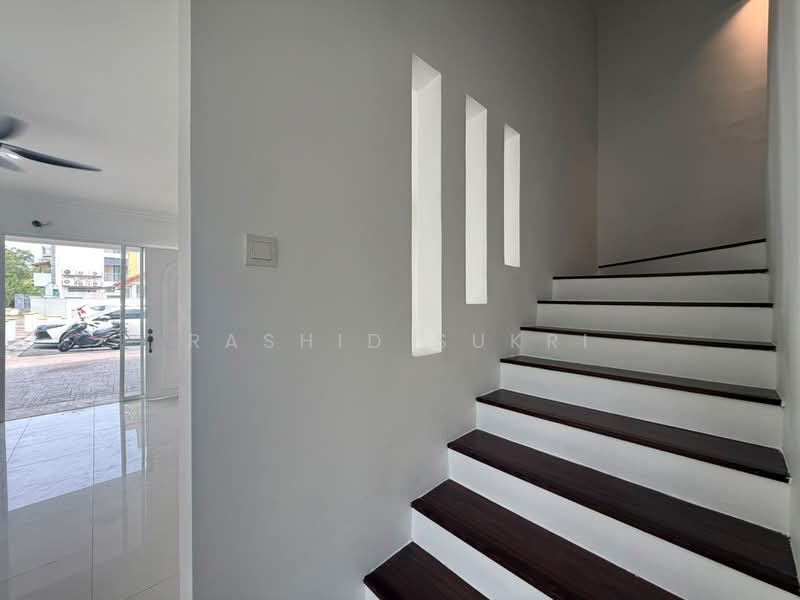 Rumah Teres 3 Tingkat untuk Disewa di Shah Alam (Selangor) - Rashid Sukri - Entrance - PropertyGuru.com.my