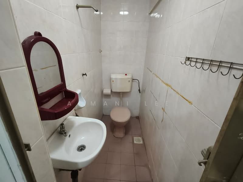 2-storey Terraced House for Sale in Permas Jaya (Johor) - Aamani Lee - Bathroom - PropertyGuru.com.my
