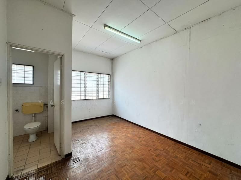 Rumah Teres 2 Tingkat untuk Dijual di Taman Pinggiran Senawang (Sungai Gadut) - Yasmin Sulaiman - Bathroom - PropertyGuru.com.my