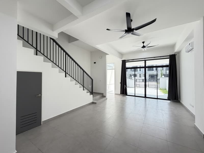 Rumah Teres 2 Tingkat untuk Disewa di Taman Mount Austin (Tebrau) - Andy Heng - Living Room - PropertyGuru.com.my