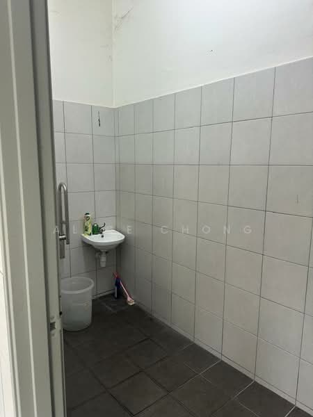 Factory for Rent in Kota Puteri Seksyen 8 (Batu Arang) - Alice Chong - Bathroom - PropertyGuru.com.my