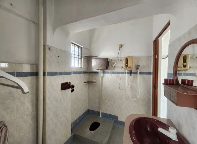 Flat for Rent at Taman Bukit Mewah - Alice Goh - Bathroom - PropertyGuru.com.my