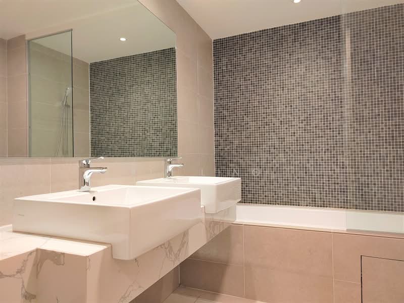 Servis Apartment untuk Disewa di Ooak Suites @ Kiara 163 - Kim Ling - Master Bathroom - PropertyGuru.com.my