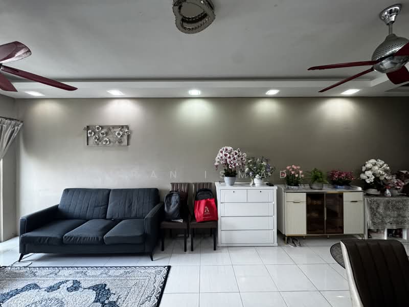 Pangsapuri untuk Dijual di Pangsapuri Anggun - Imran Ismadi - Living Room - PropertyGuru.com.my